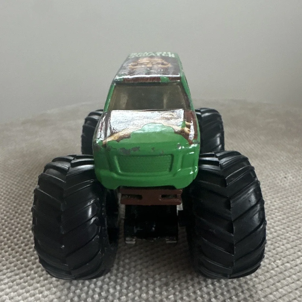 Hot Wheels Monster Jam Smash-Squatch Monster Truck 1:64 Diecast Green